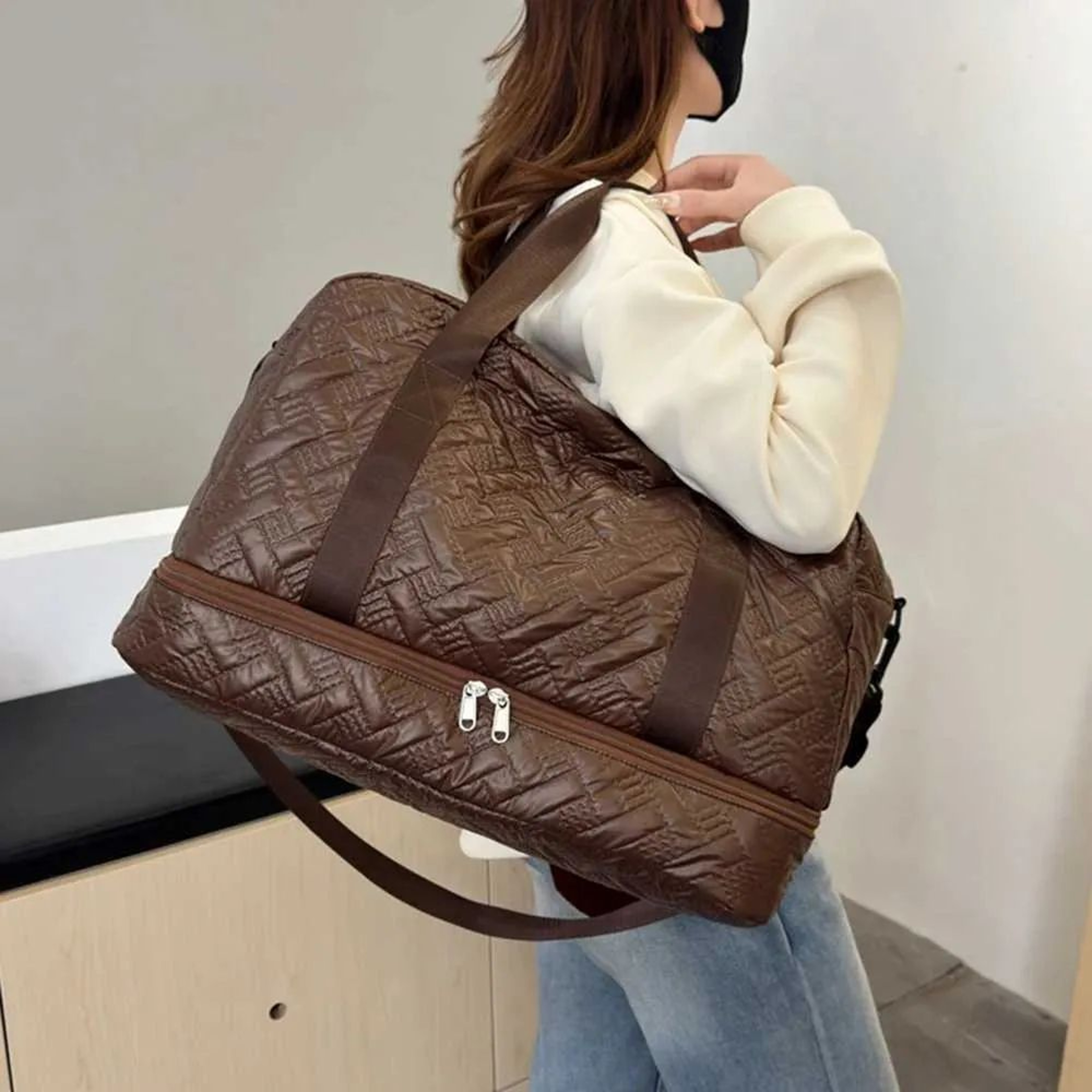 Lightweight Travel Duffle Bag With Large Capacity And Foldable Weekender Design 1