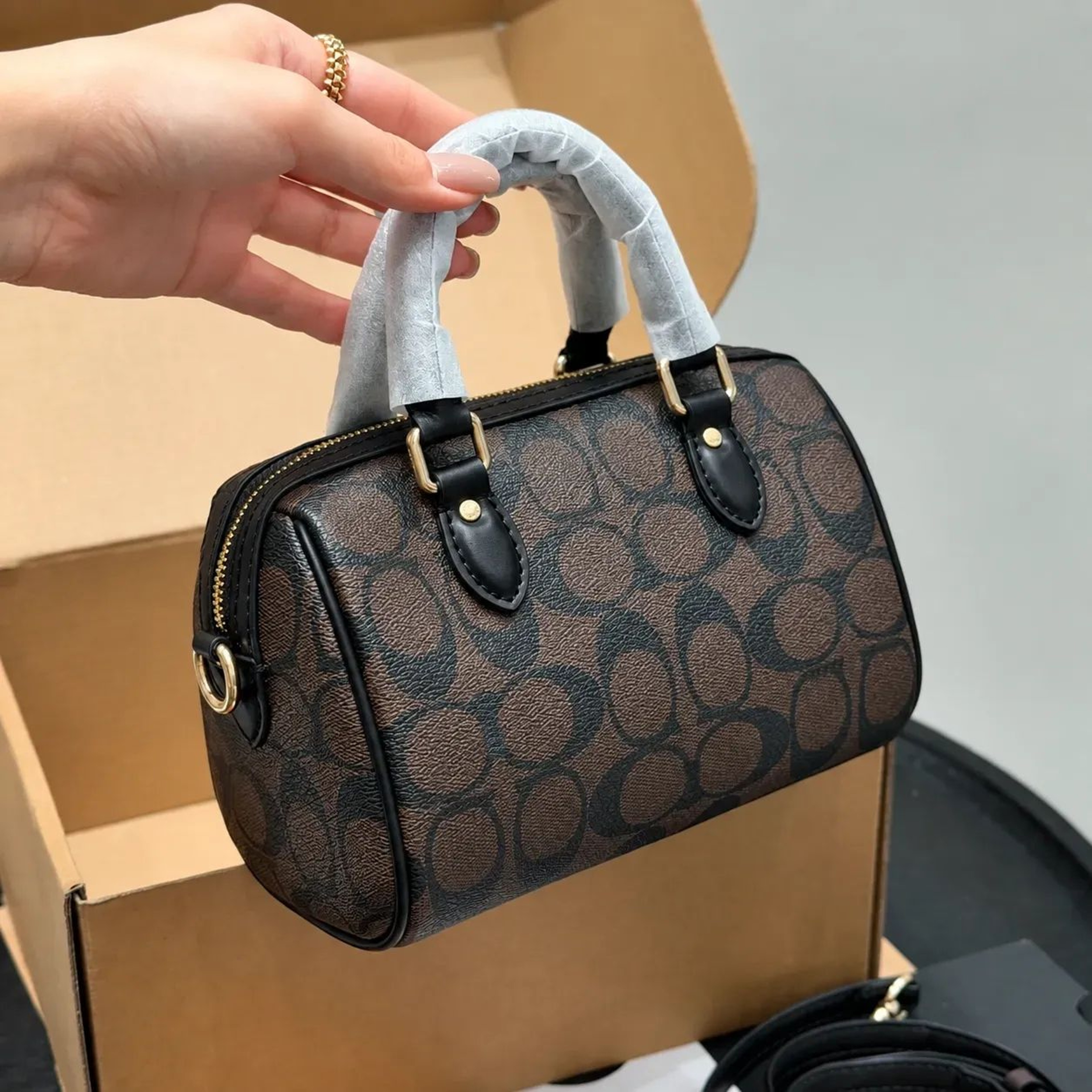 Womens PU Leather Shoulder Bag With Zipper Closure And Soft Pillow Design 4