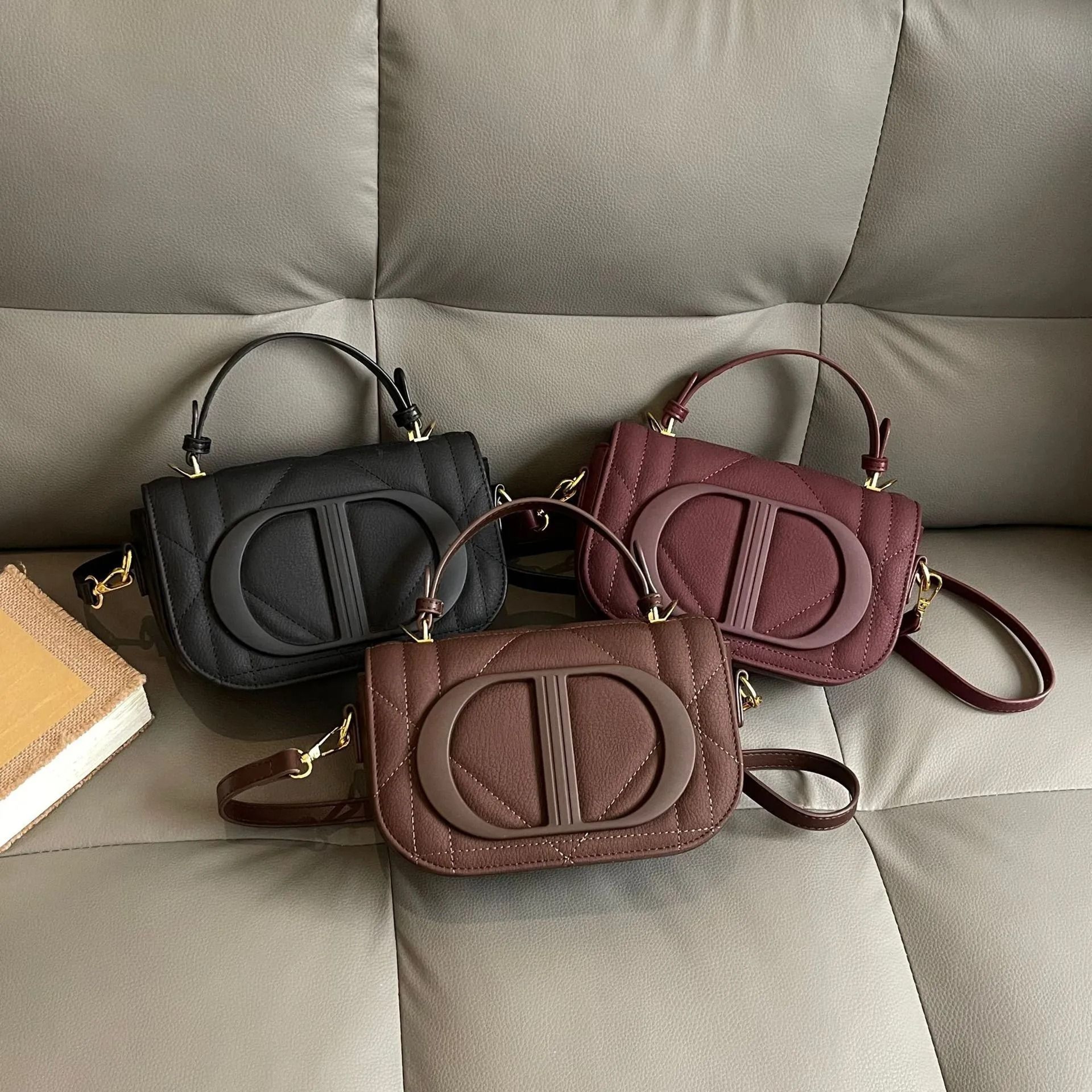 Quilted Saddle Crossbody Bag Retro Designer Shoulder Bag Small Square Purse 3