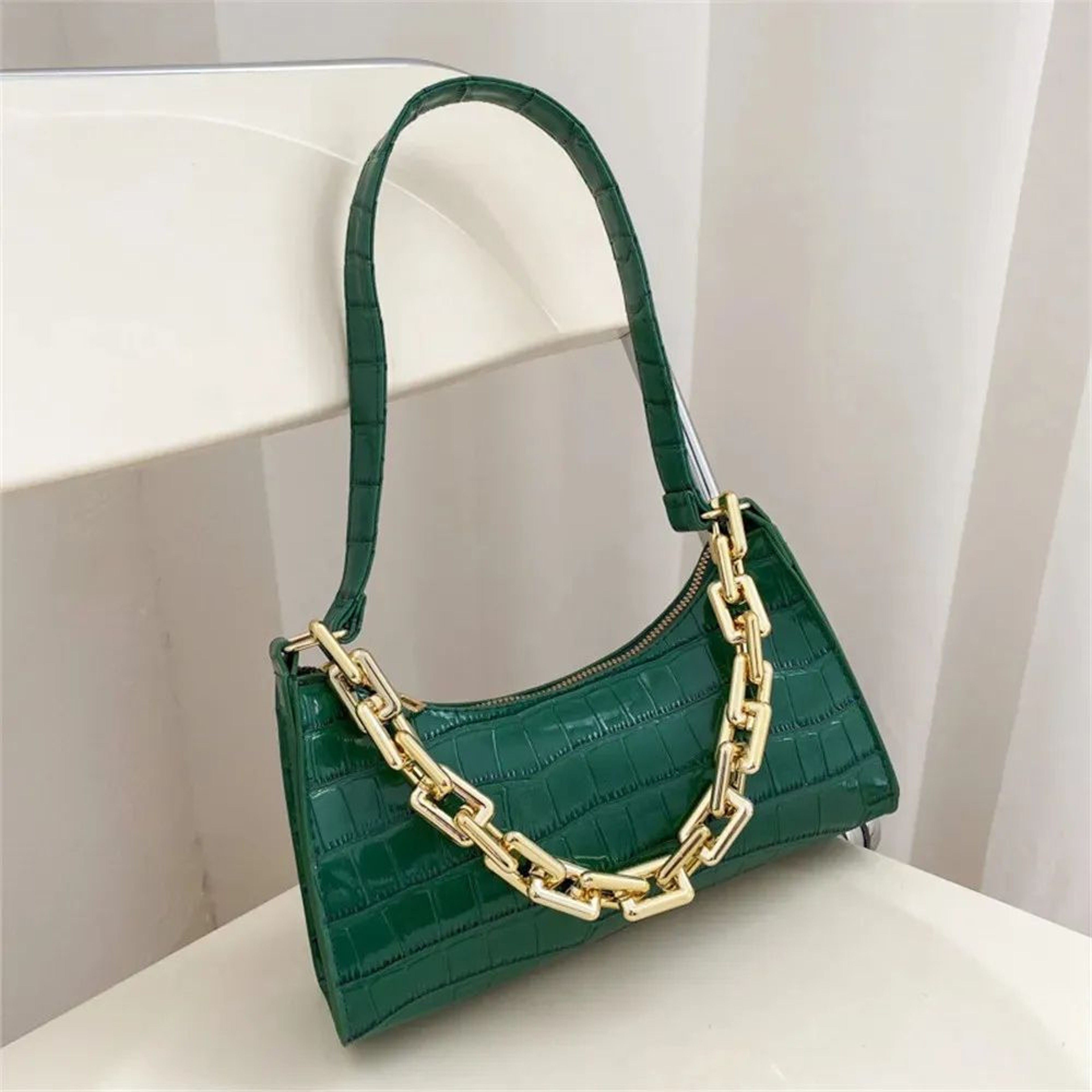 Women Crocodile Pattern Shoulder Bag With Chain Strap And PU Leather Finish 1