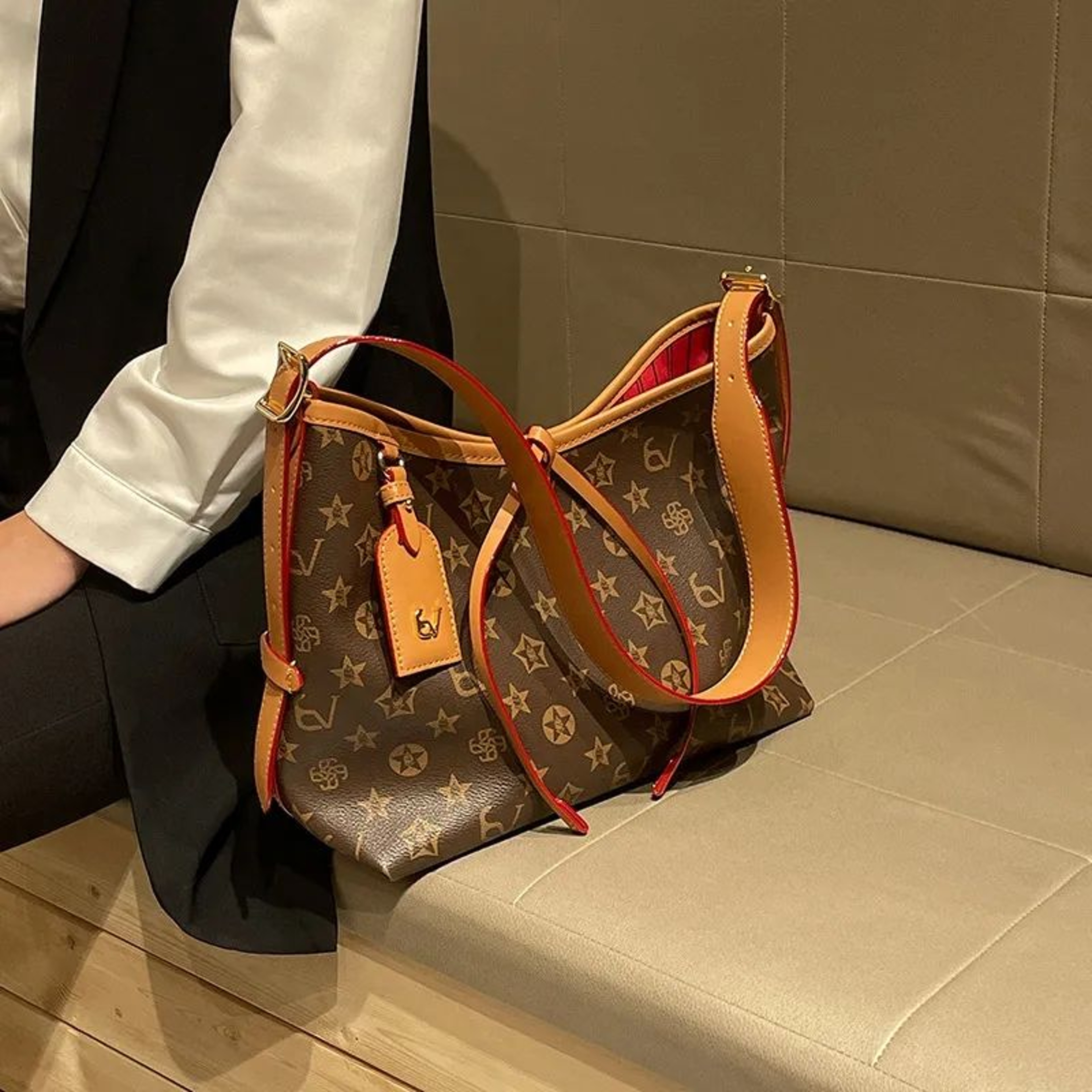 Womens Vintage Print Shoulder Bag With Large Capacity And Classic Handbag Design 0
