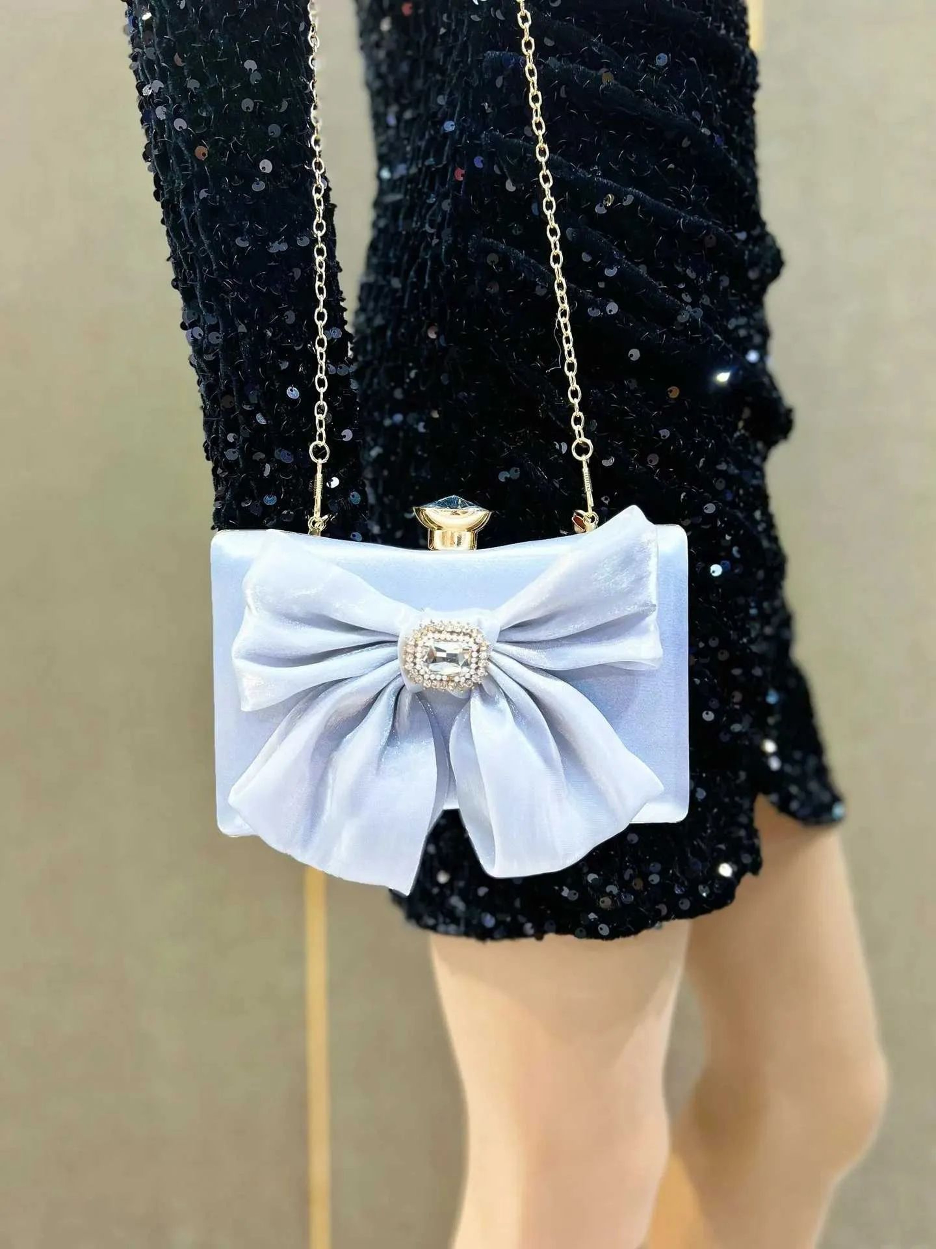 White Wedding Handbag With Chain Strap And Magnetic Clasp For Formal Events 1
