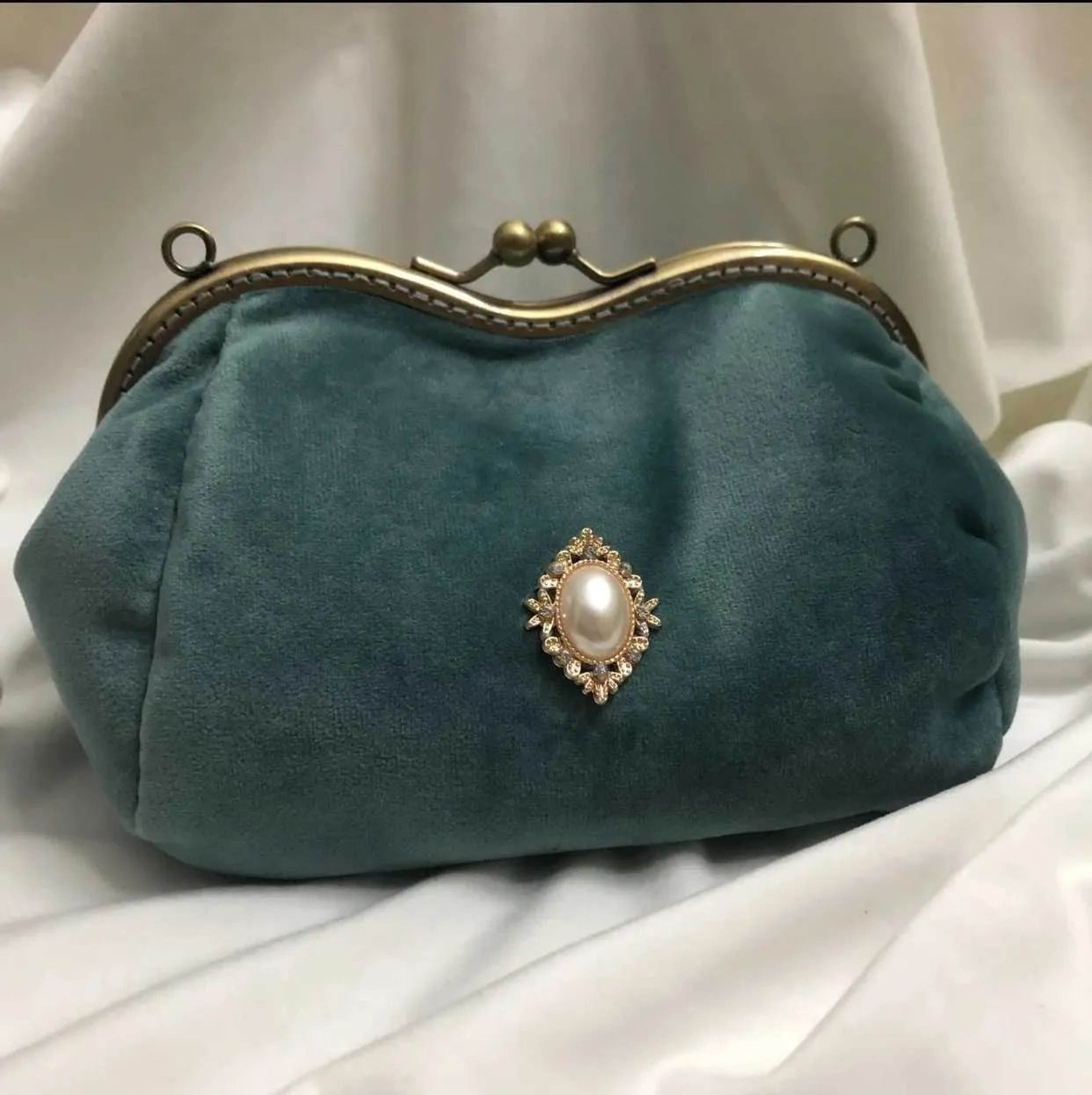 Vintage Velvet Evening Clutch Bag With Pearl Kiss Lock Closure 1
