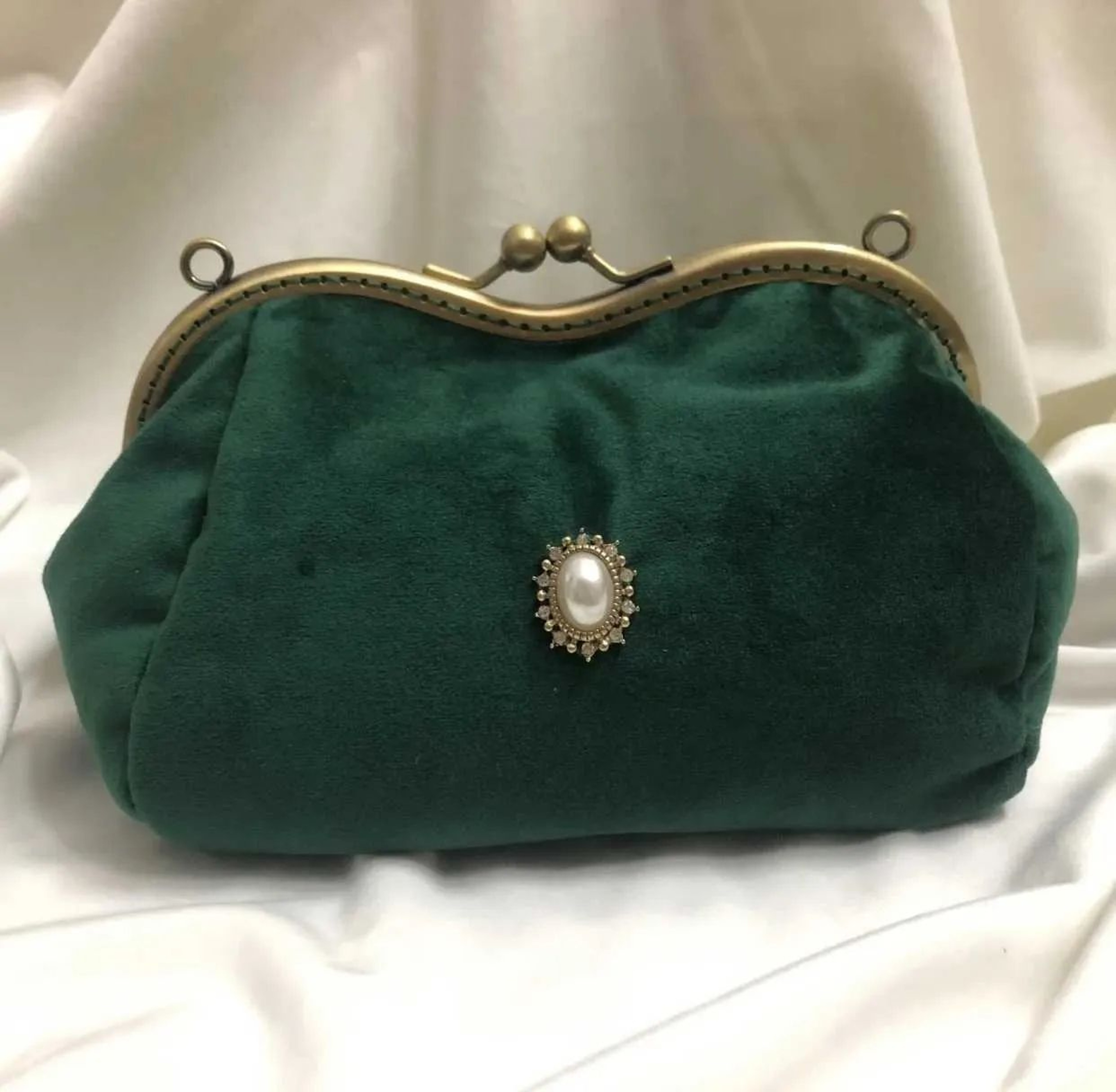 Vintage Velvet Evening Clutch Bag With Pearl Kiss Lock Closure 2