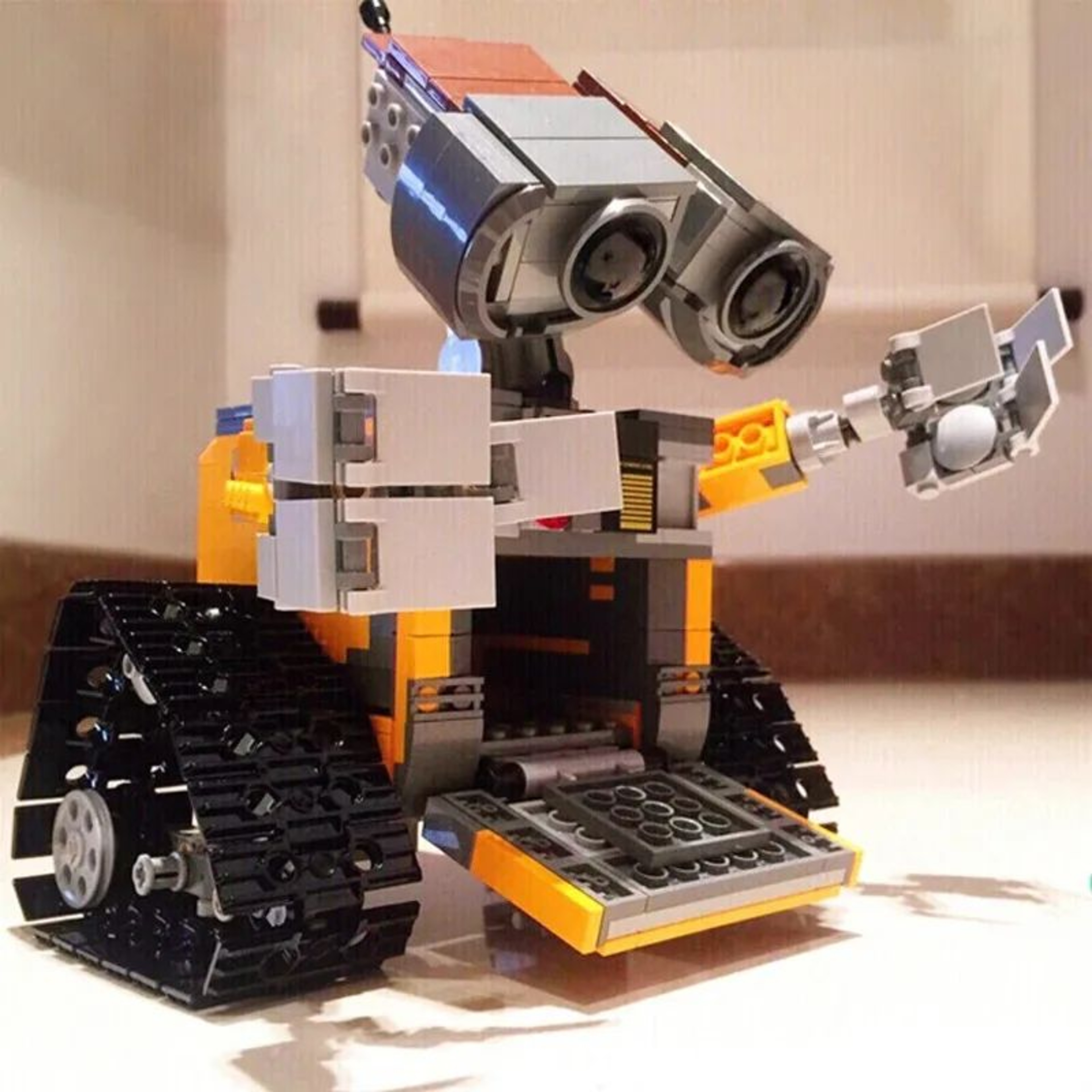WallE Robot Building Block Set  687pcs Compatible Assembly Toy Model For Kids  Home Display 1