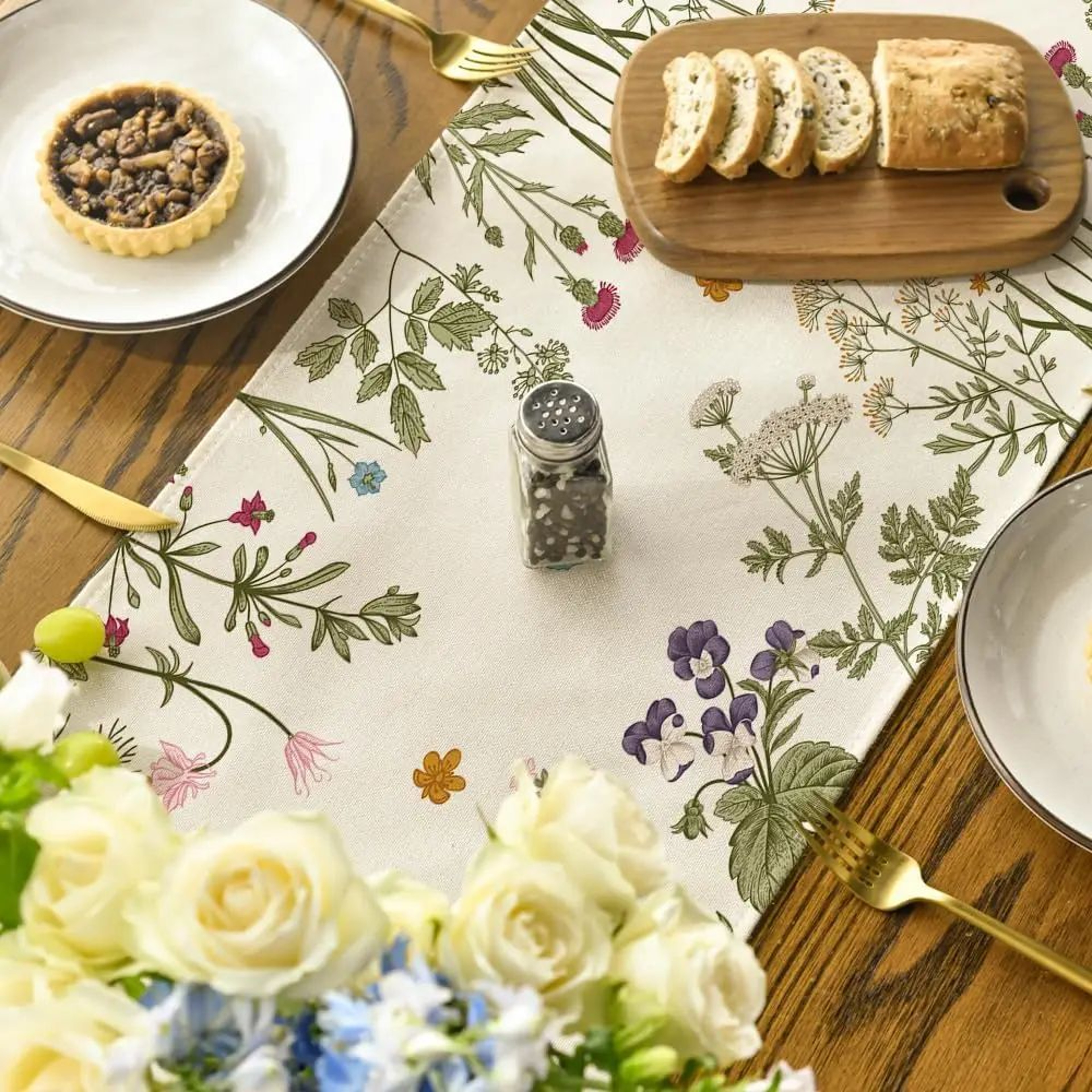 Spring Daisy Linen Table Runner 4