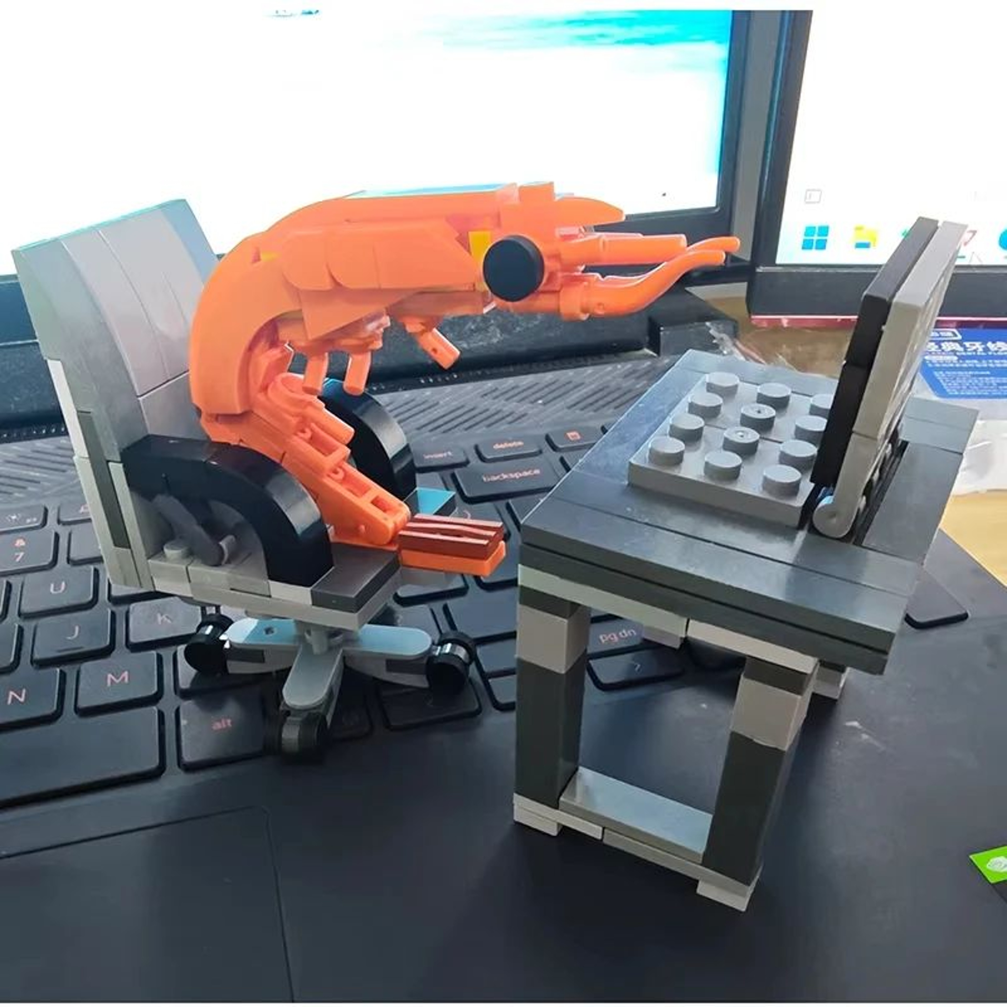 Working Shrimp Mini Building Block Kit 155 Pieces  Funny Office Desk Toy Ornament DIY Model 0