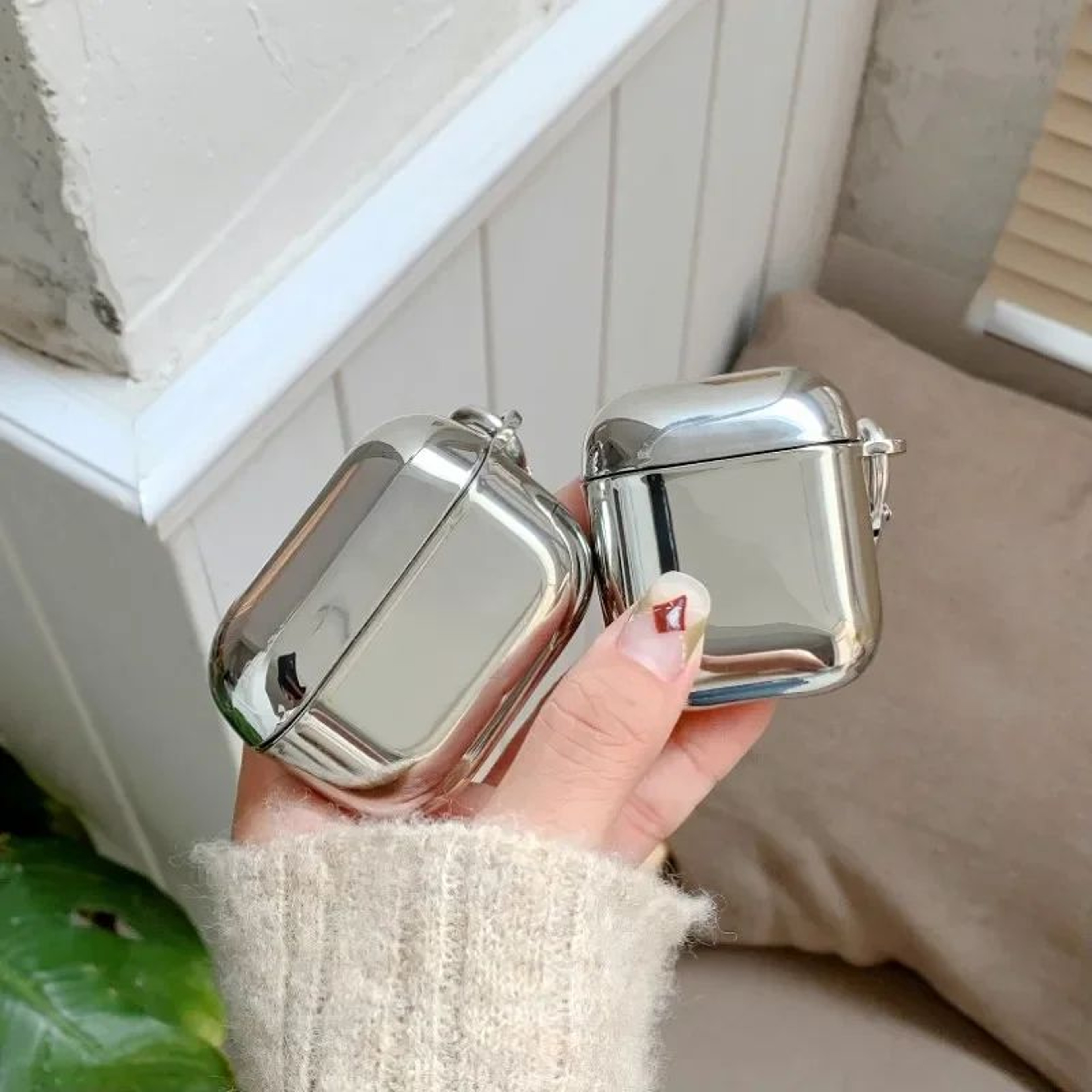 MirrorShield Electroplated Silver AirPods Protective Case With Hook 2