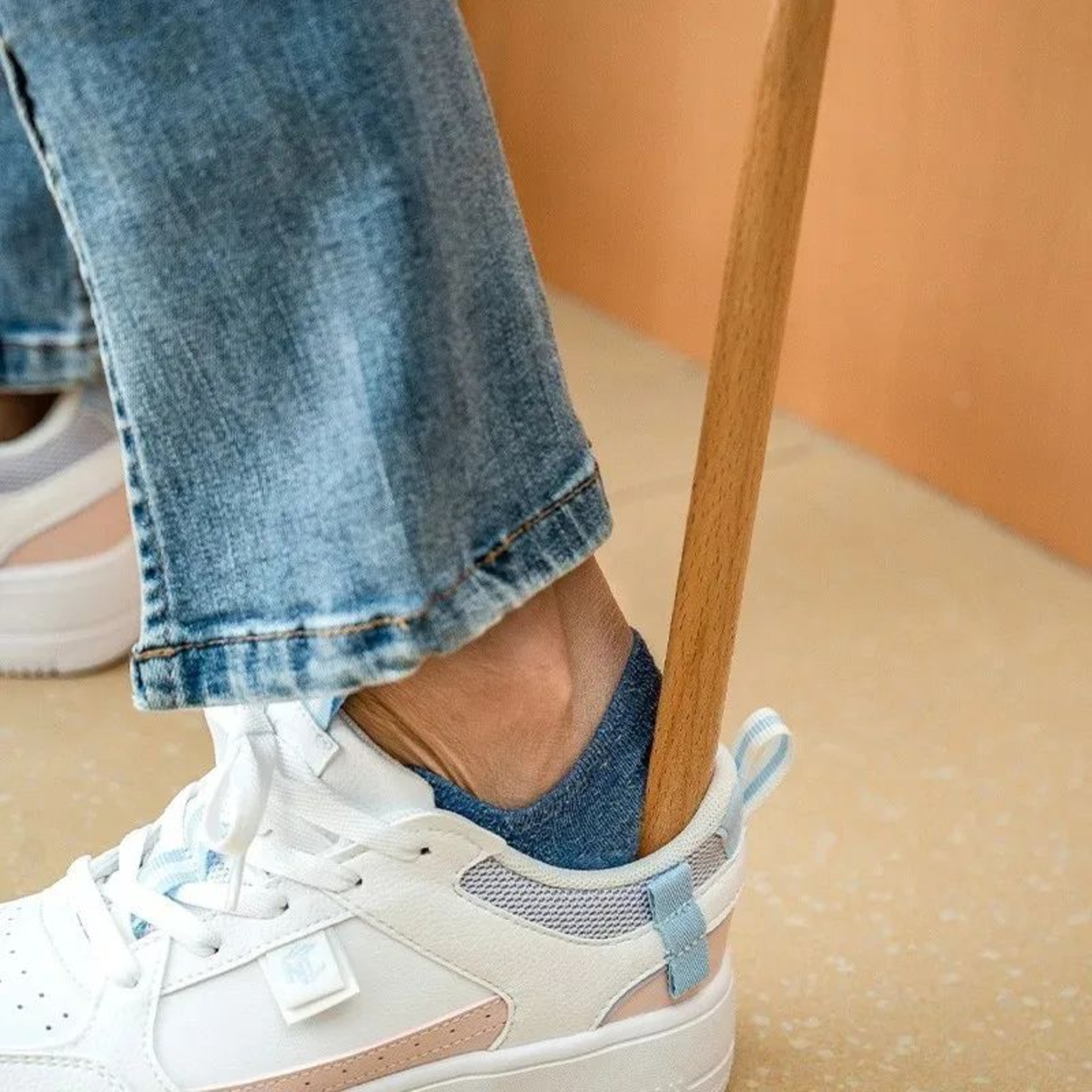 Magnetic Beech Wood Long Handle Shoe Horn With Wall Base 1