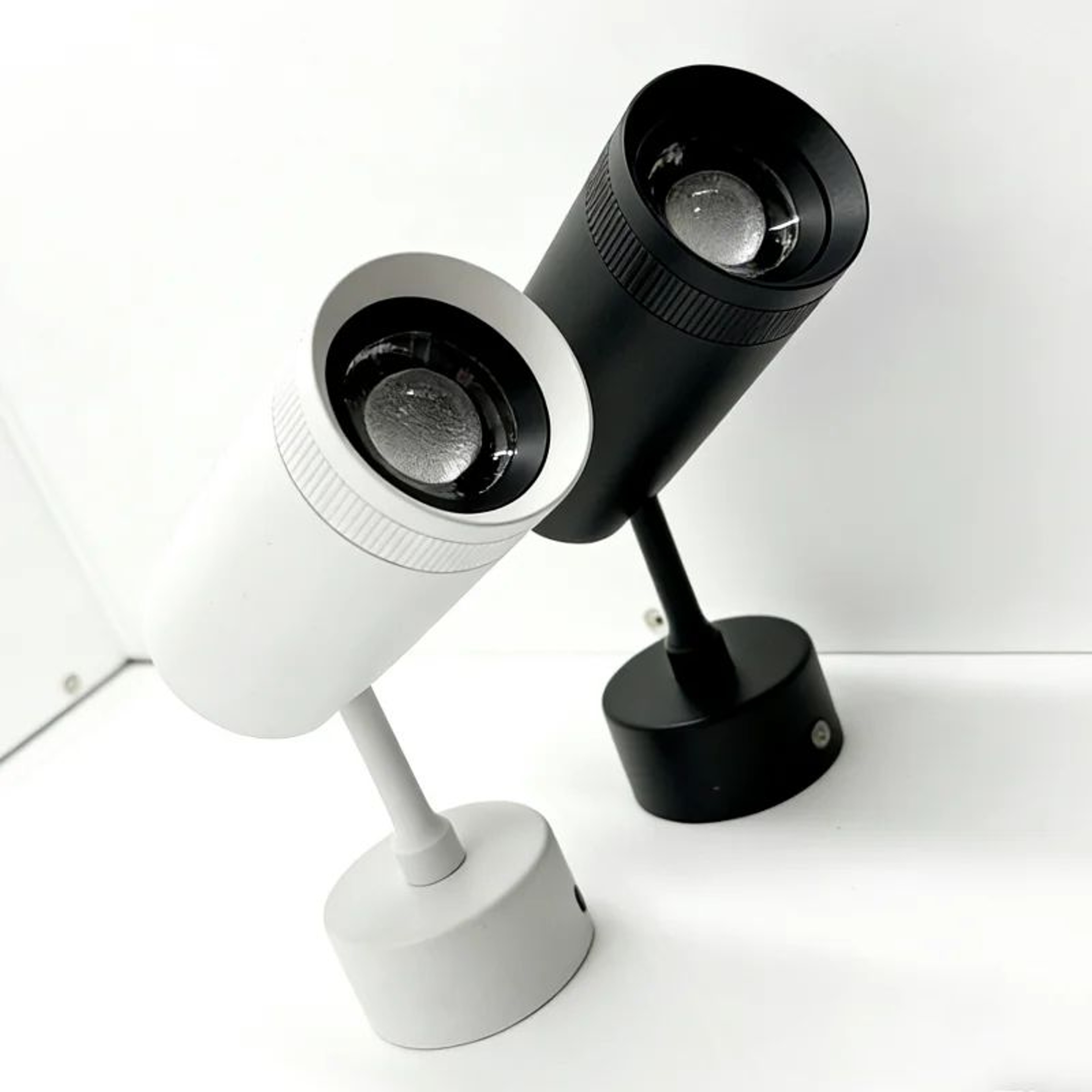 Adjustable Focus LED Spotlight With Rotating Head For Track And Surface Mounted Art Lighting 2