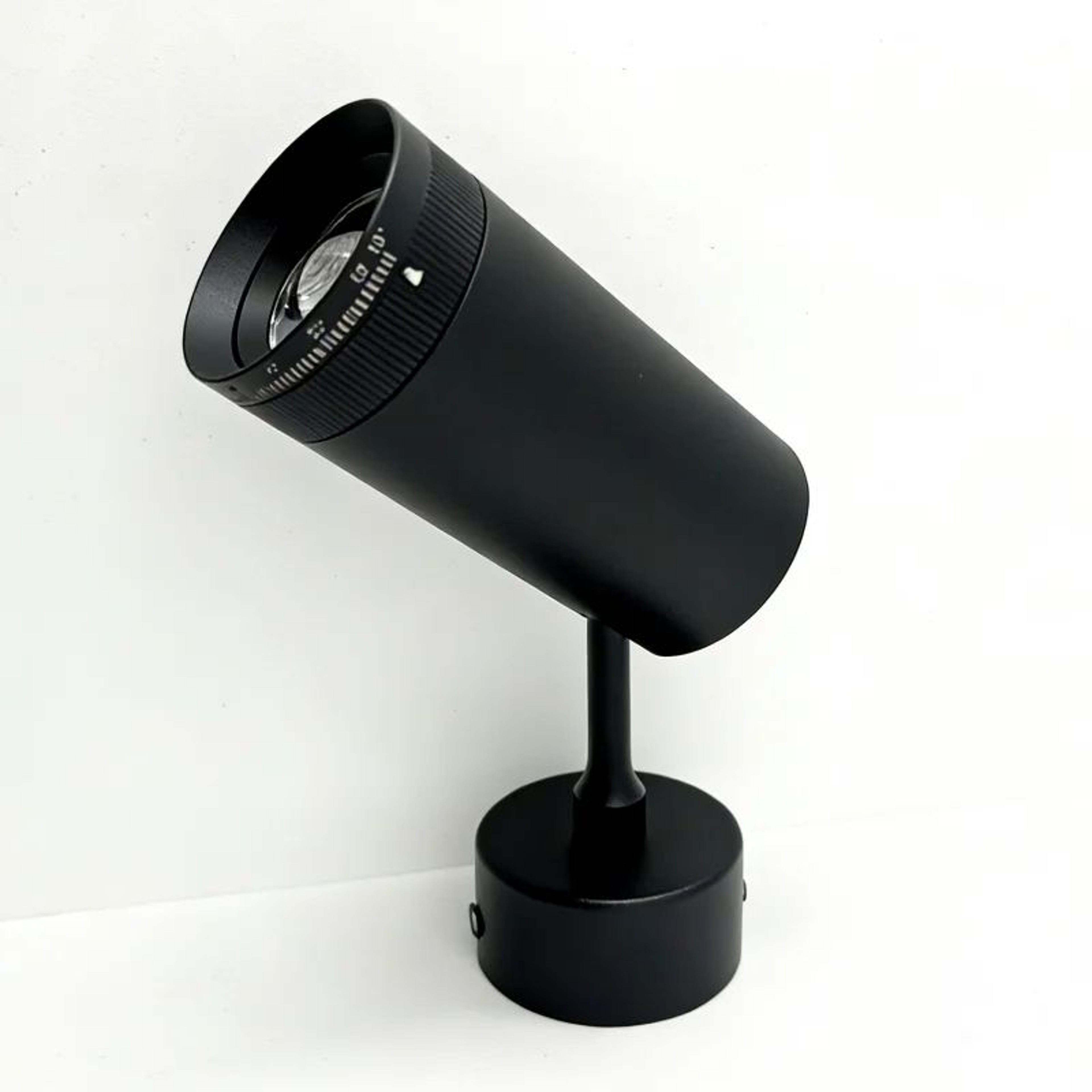 Adjustable Focus LED Spotlight With Rotating Head For Track And Surface Mounted Art Lighting 1