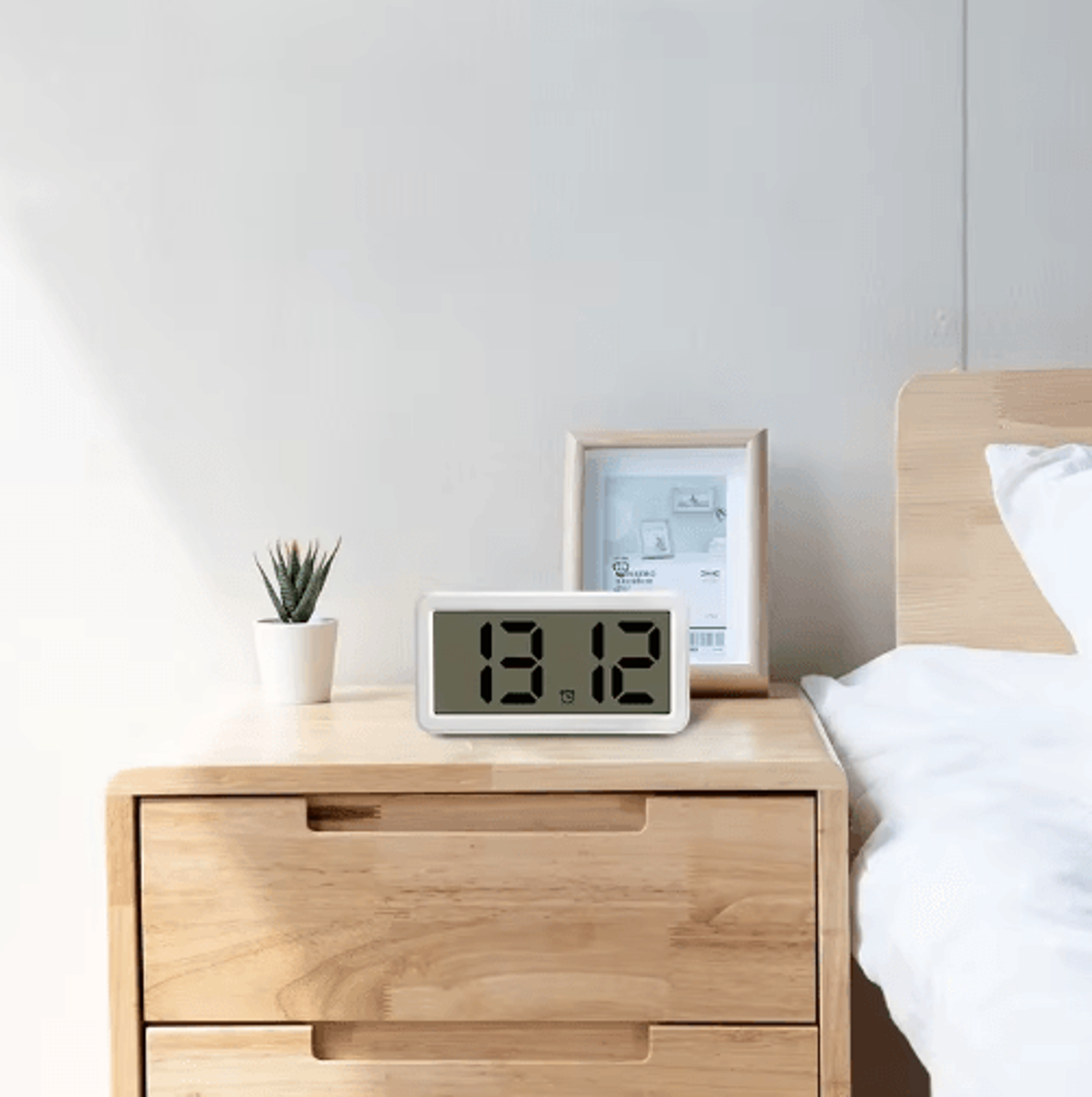 Battery Powered LCD Alarm Clock  Time Date  Snooze Wall Or Table Clock 7