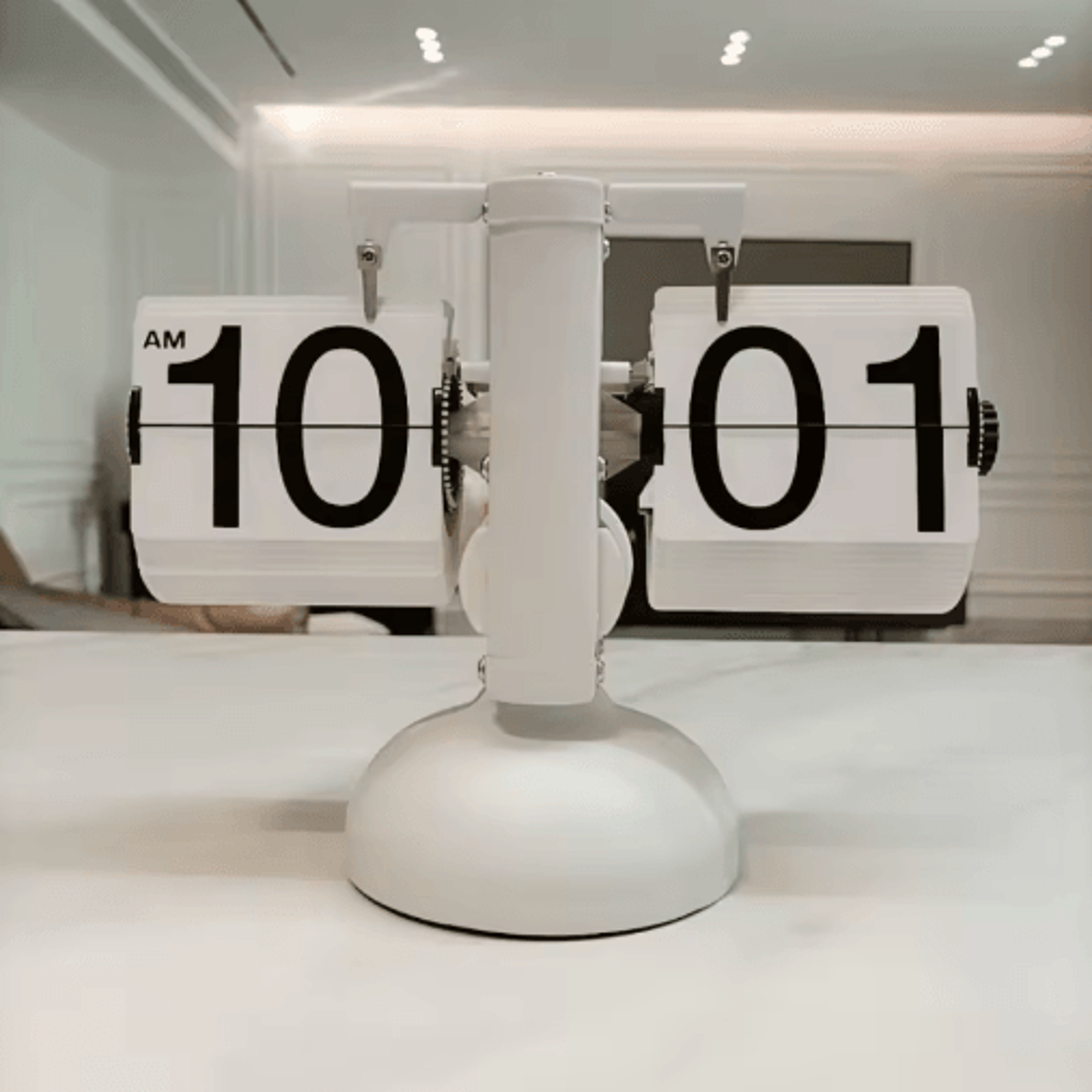 European Vintage Flip Clock  Automatic PageTurning Quartz Desk Decor 1