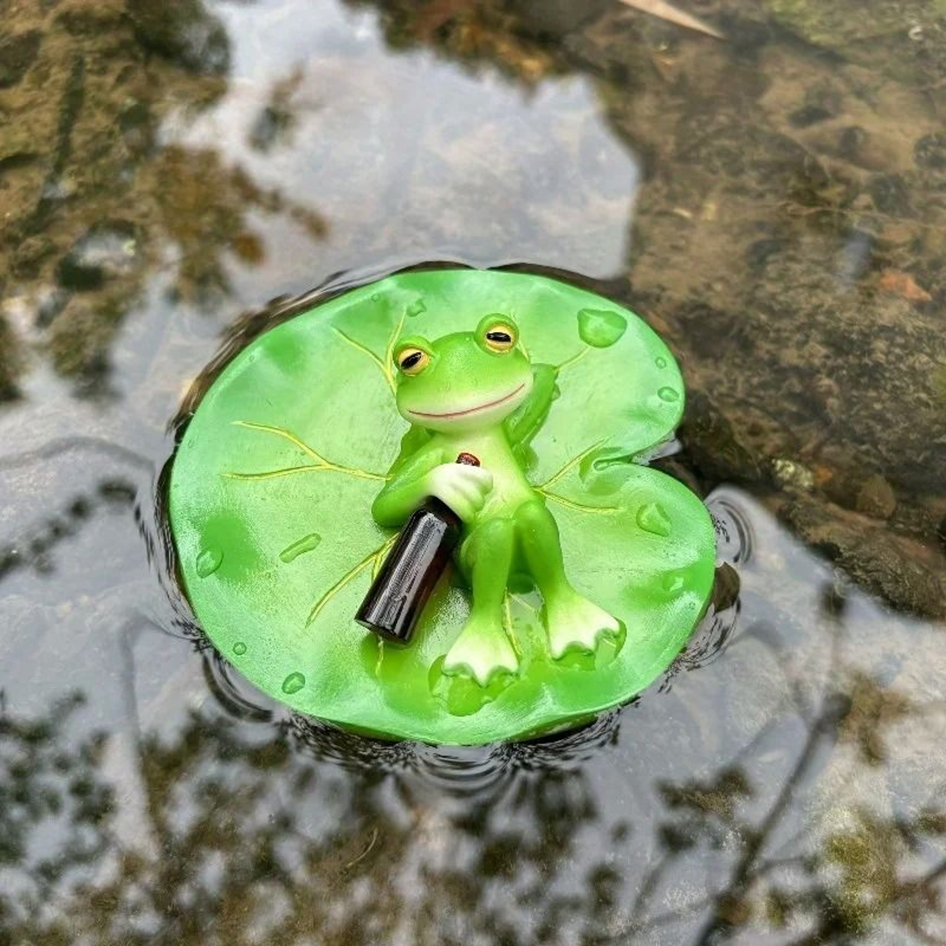 Funny Frog Garden Statue Resin Outdoor Decor With Lotus Leaf And Beer Bottle 2