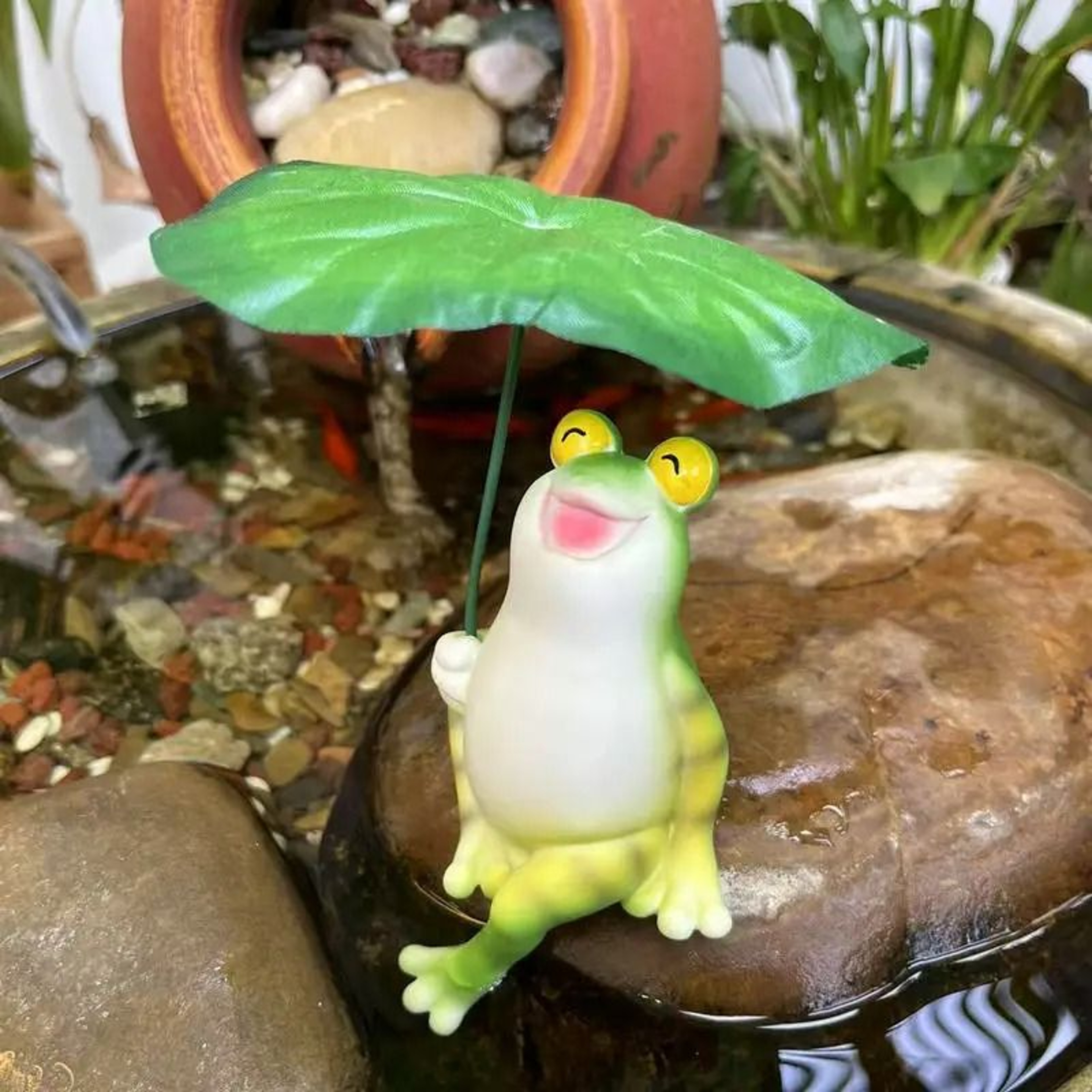 Smiling Resin Frog Garden Statue With Leaf Umbrella For Whimsical Outdoor Decor 2