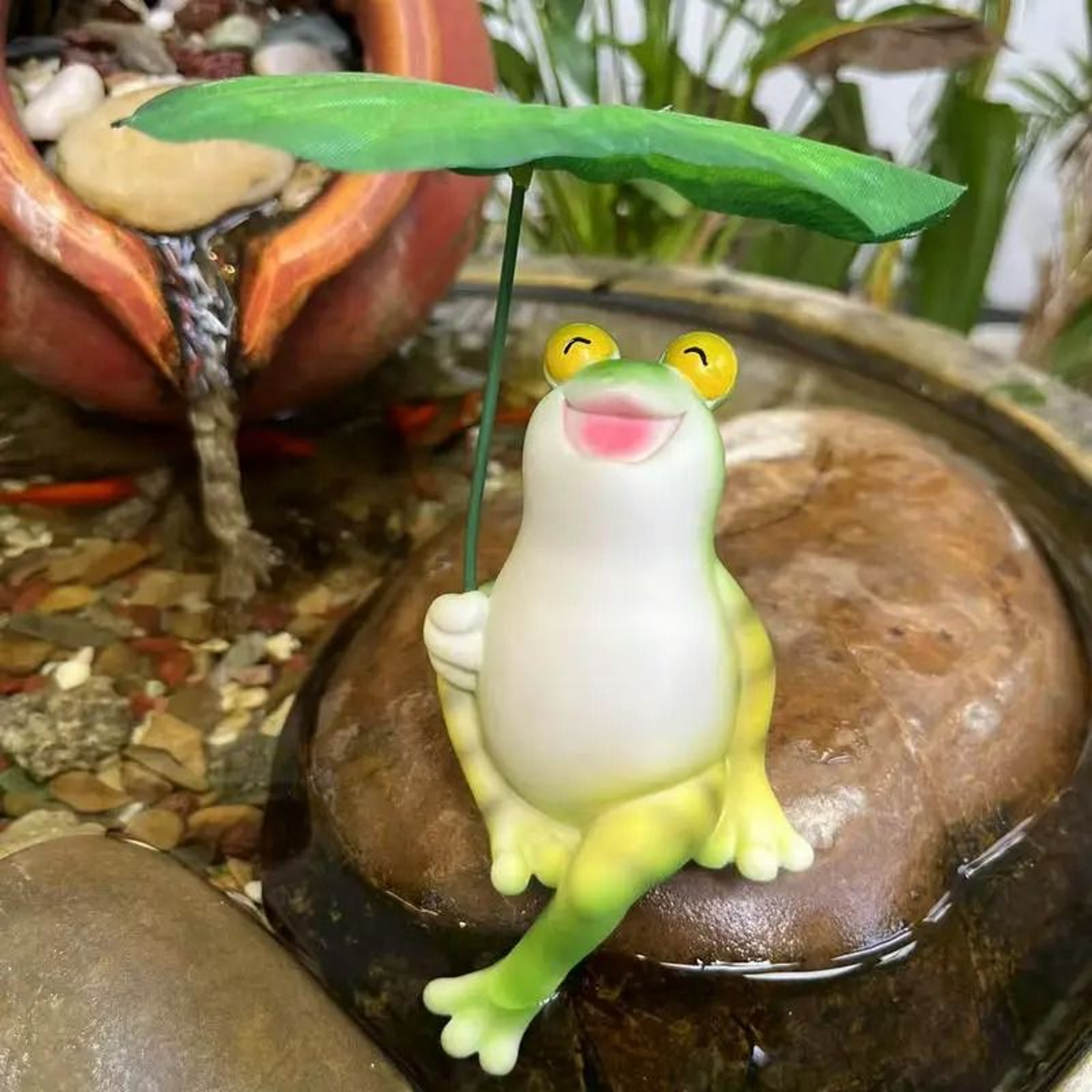 Smiling Resin Frog Garden Statue With Leaf Umbrella For Whimsical Outdoor Decor 3