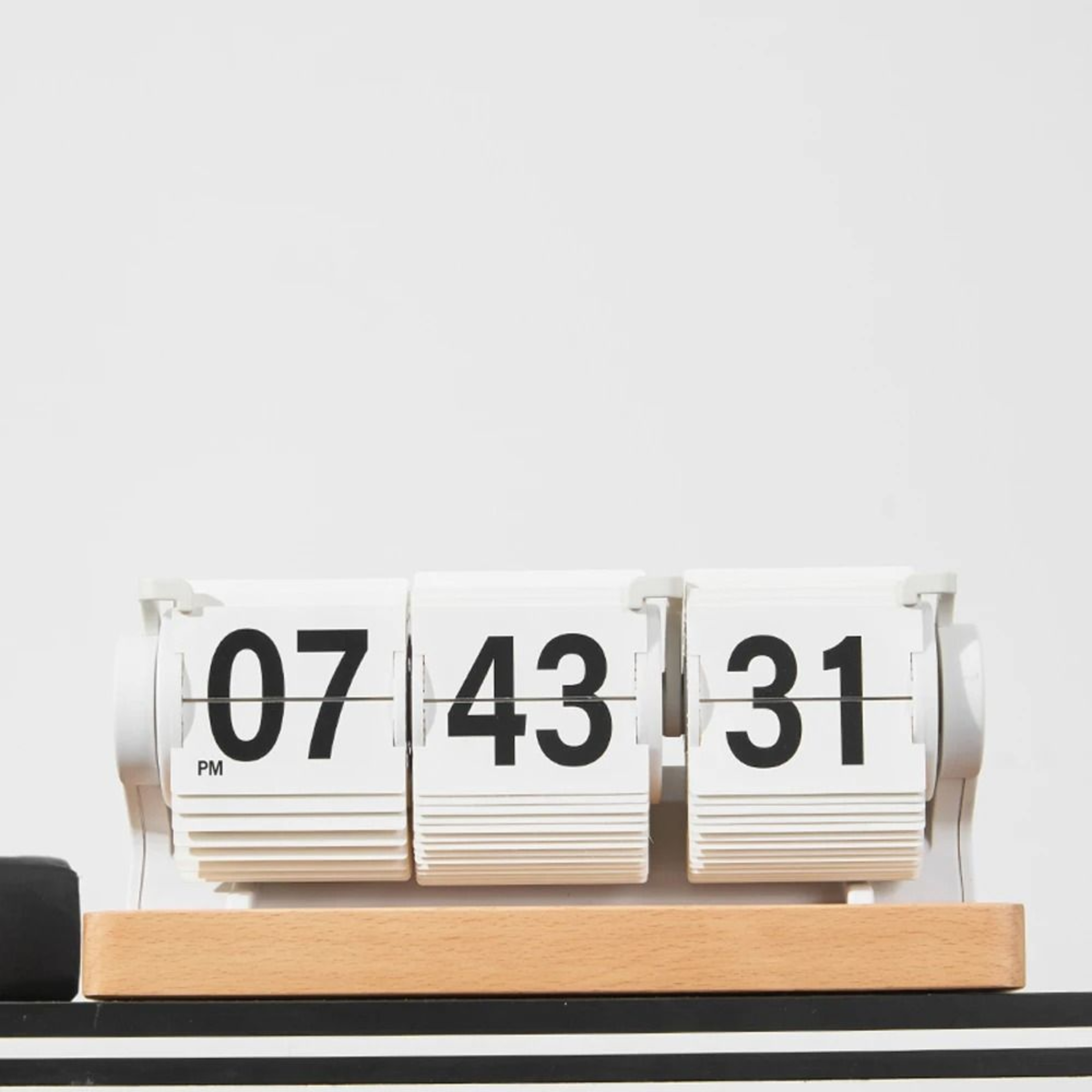 Wooden Flip Clock With Seconds Display Automatic Retro Desk Clock 2