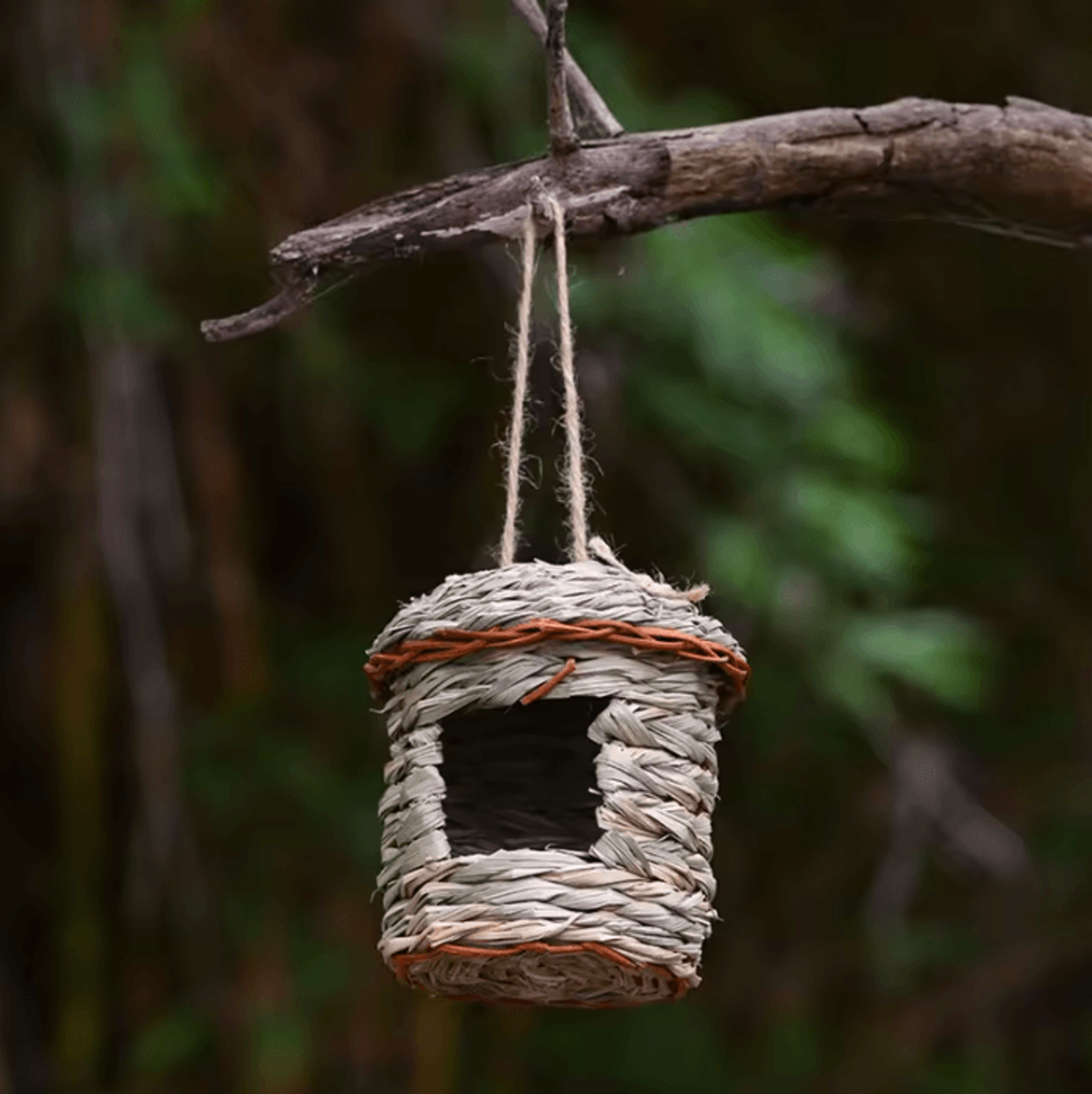 Handwoven Straw Bird Nest Hanging Outdoor Birdhouse For Garden  Small Birds 1