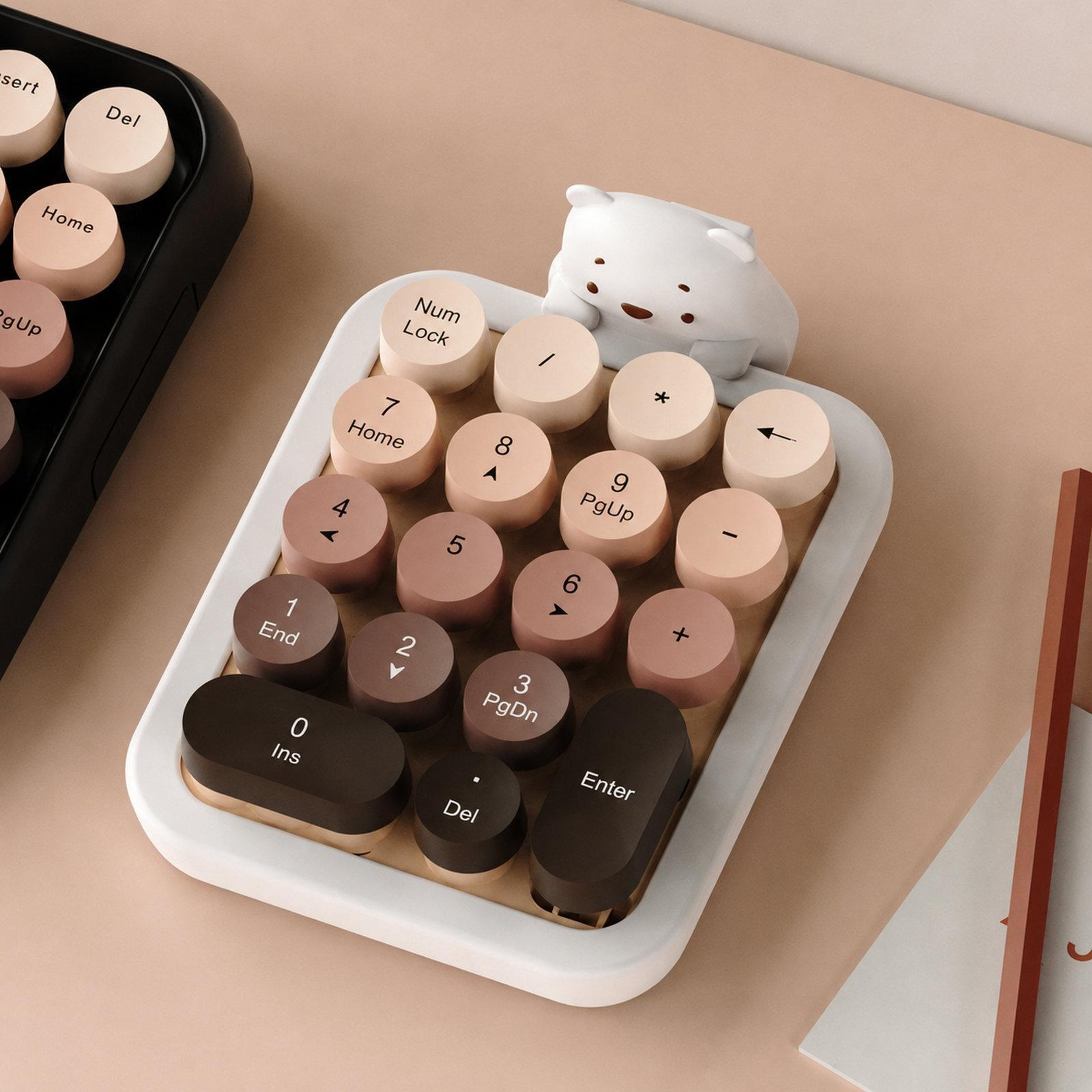 24GHz Wireless Numeric Keypad With 18 Keys And Silicone Bear Cover 10