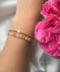 Elegant Daisy Jewelry Golden Heart Daisy Bracelet Stylish Accessory Trendy Beaded Bracelet with Golden Heart Seed bead.