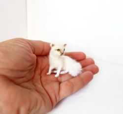 A little white cat for collectors, dollhouses and cat lovers.
