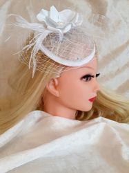 White bridal fascinator, Flower Bridal Hat, Birdcage wedding veil, Headband Veil Bachelorette, White Bridal Wedding Veil