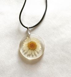 Resin daisy pendant necklace