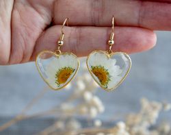 Dangle daisy earrings. Pressed flowers jewelry. Gold heart floral earrings