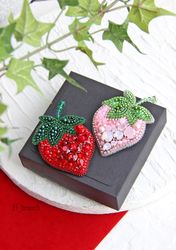 Strawberry brooch, berry brooch, beaded strawberry brooch, embroidered berry, strawberry jewelry, berry jewelry