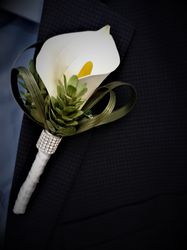 boutonniere with white calla lily, boutonniere for the groom, wedding boutonniere, boutonniere for prom