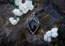The pendant with black agate