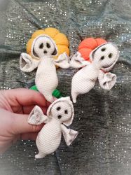 Crochet scare brooch. Set 3 crocheted Ghost brooches for Halloween. Amigurumi brooch ghost. Halloween accessory brooch.