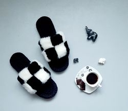 Checkered Furry slippers women - Black and White Slides - indoor flip flop