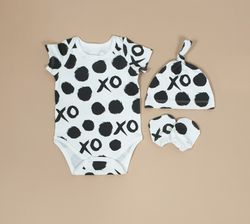 XO baby clothes set of 3: baby onesie, knot hat and mittens, size 0-3 months, newborn outfit, baby outfit gift