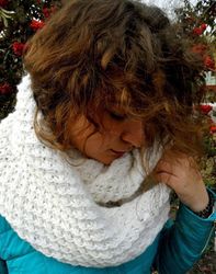 Snood white hand-knit. Infinite scarf in two turns.