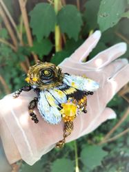 Brooch embroidered Bumblebee, with a vintage bracelet, can be part of the bracelet.