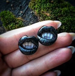 Stud earrings vampire fangs black lips