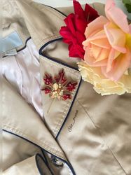 Maple leaf brooch made of beads and rhinestones, Handmade embroidery, Autumn leaf brooch, Pin leaf brooch