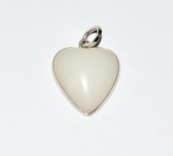 Jade heart-shaped pendant