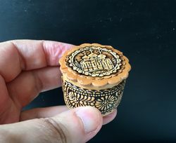 Round Birch bark box with church on the lid and sidewall, 3.2 cm high
