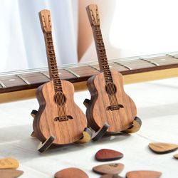 Personalized guitar pick box, wooden custom plectrum holder, engraved wooden pick case, custom name guitar pick box gift