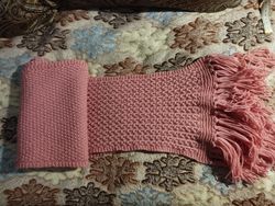 Knitted pink scarf with fringe