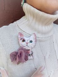 Embroidered cat brooch "Fuchsia" with vintage fabric, vintage element and Swarovski pearls.