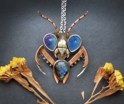 Mantis pendant / insect jewelry / labradorite necklace