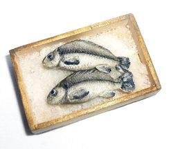 Dollhouse miniature 1:12 2 fish in a wooden box with ice