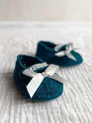 Green sandals for baby with satin bows and rhinestones