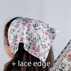 White floral cottagecore triangle head scarf with ties. 90s style floral hair bandana. Cotton ditsy floral kerchief