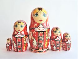 Traditional Russian doll Matryoshka - red wooden nesting dolls 5 pcs