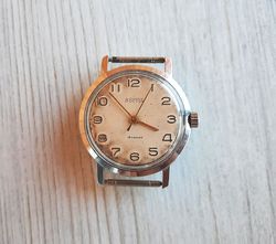 Retro Soviet mens watch Vostok - 18 jewels wind up Russian mechanical wristwatch vintage
