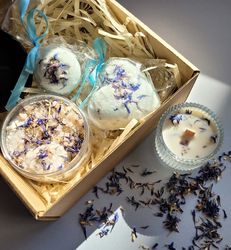 Christmas gift box, gift set for her, bath set with bath bombs, bath salt and soy wax candles